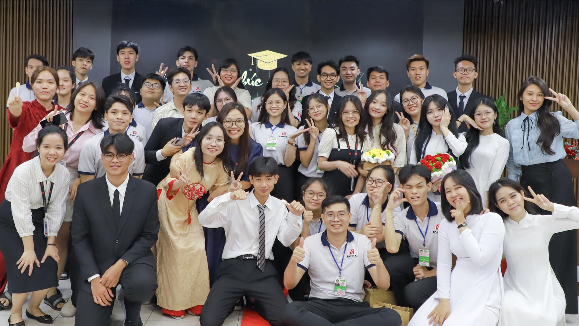 Tập thể học viên và cán bộ Esuhai chụp ảnh chung trong buổi lễ chúc mừng
