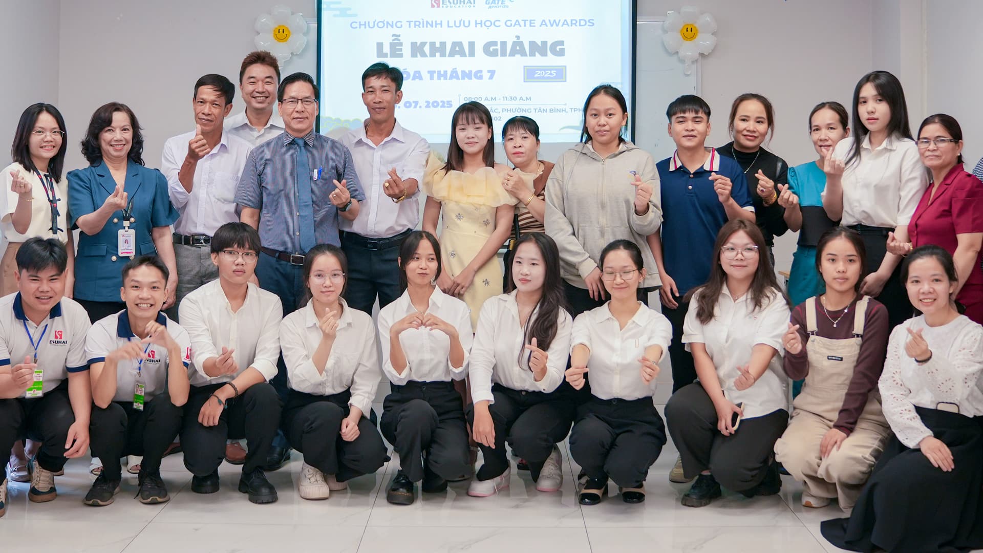 Học viên và gia đình chụp ảnh chung trong lễ khai giảng chương trình lưu học