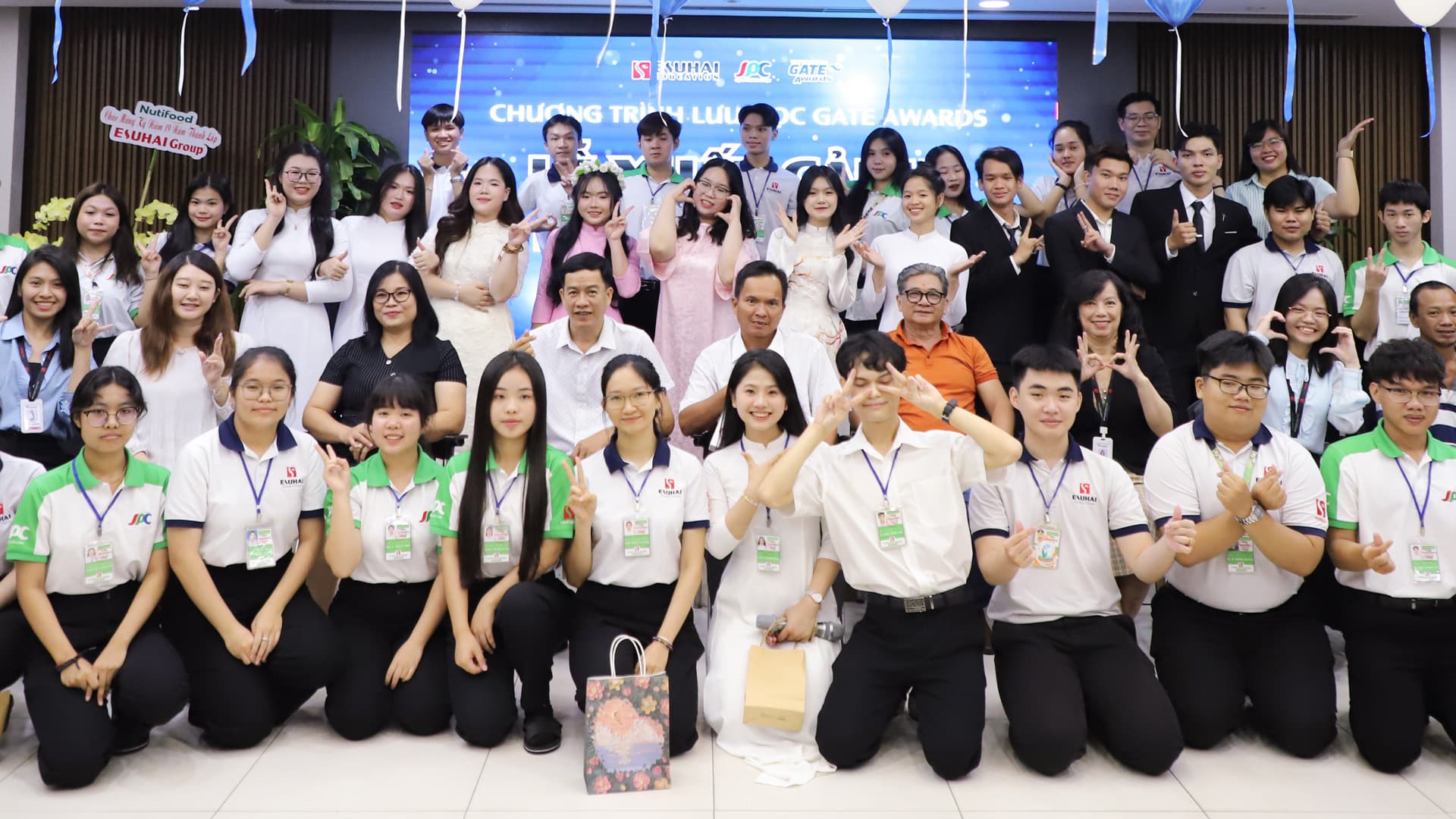Tập thể học viên và cán bộ chụp ảnh chung dưới phông chương trình lưu học